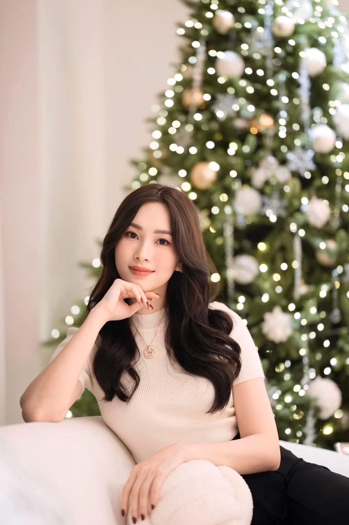 Đặc biệt, mái tóc dài được uốn nhẹ một cách tinh tế đã giúp Hoa hậu Việt Nam 2012 thêm phần đằm thắm, quý phái. Ảnh: FB Dang Thu Thao