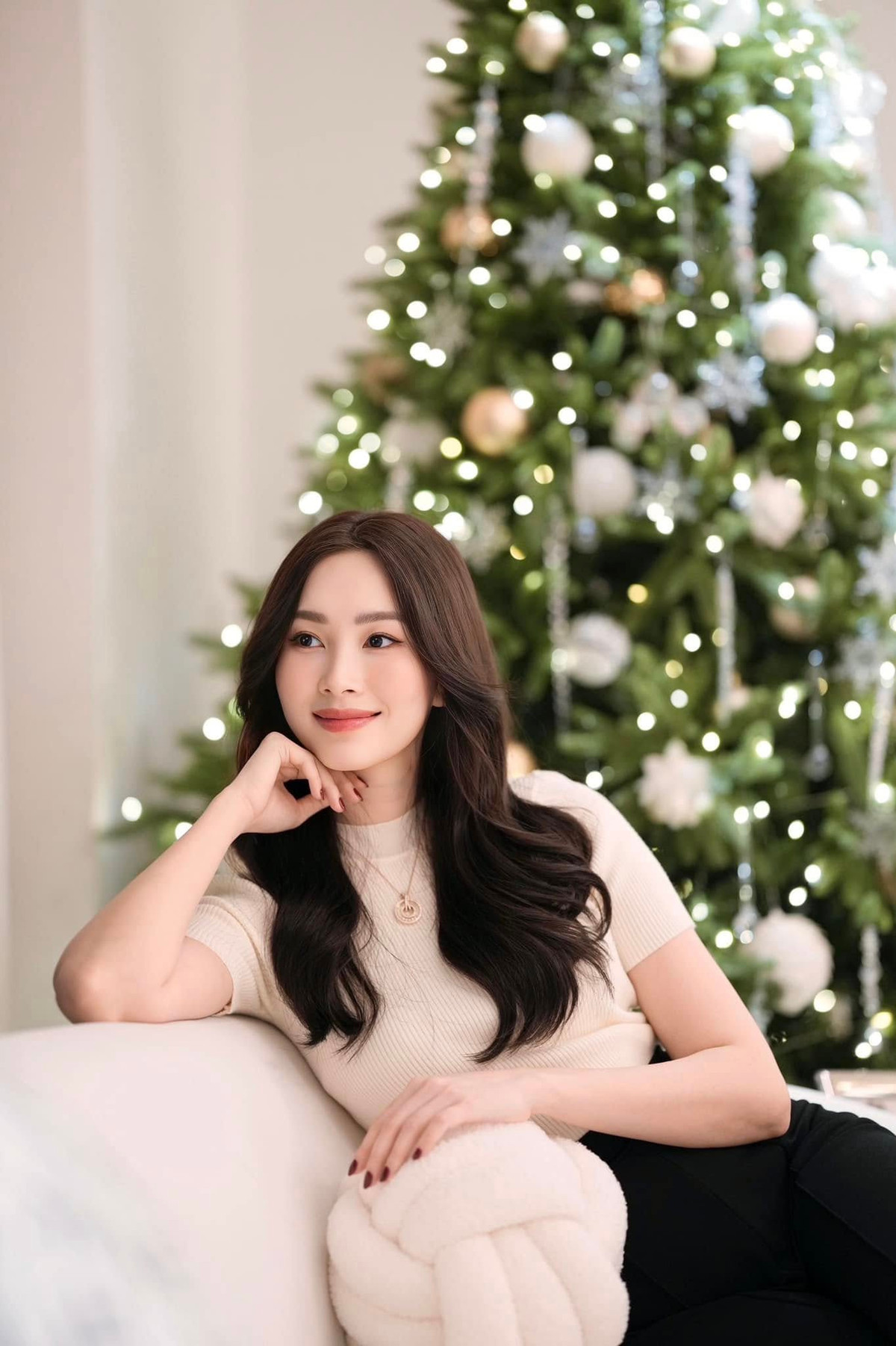 Hoa hậu Đặng Thu Thảo chọn cho mình bộ trang phục tối giản, nhưng vẫn toát lên vẻ sang trọng, quý phái. Ảnh: FB Dang Thu Thao