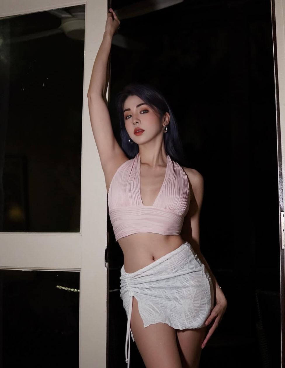 Váy ngắn cũn hay áo croptop là những item thường thấy của cô.