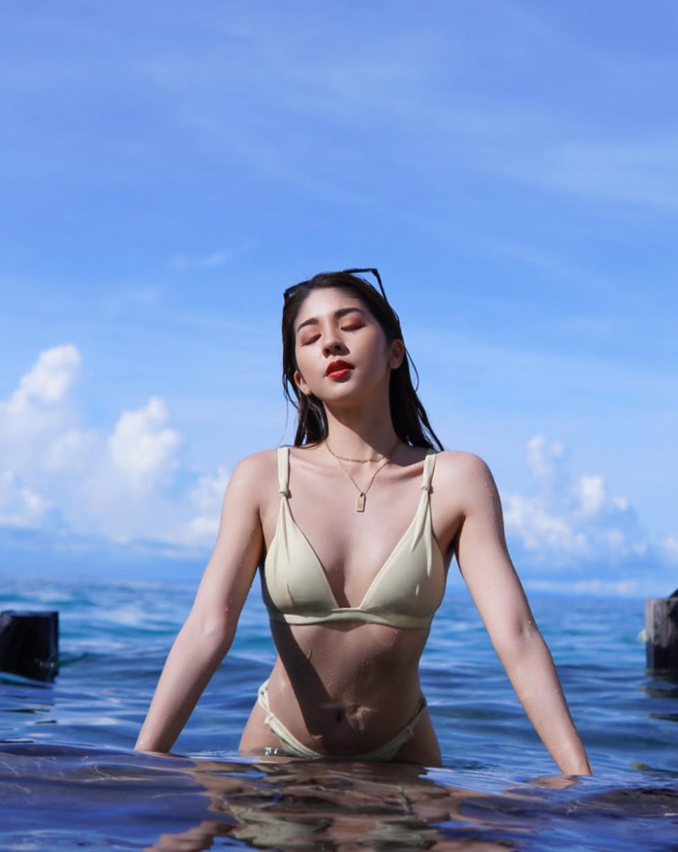 Bên cạnh đó, chế độ ăn uống nhiều thực phẩm lành mạnh, chứa ít chất béo giúp cô nàng dễ dàng đạt hiệu quả về cải thiện vóc dáng.