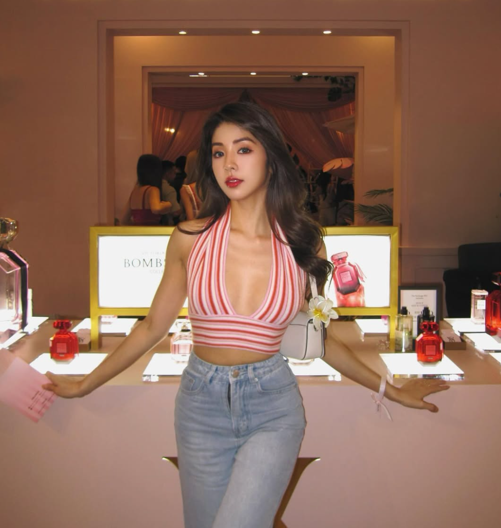 Điều khiến người ta ấn tượng ở Mika Chan chính là gương mặt xinh đẹp cùng vóc dáng thon gọn, bốc lửa.