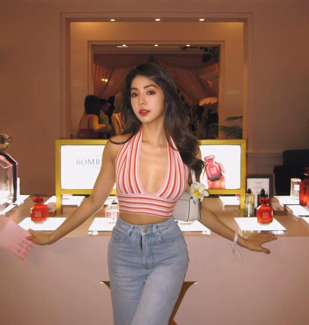 Điều khiến người ta ấn tượng ở Mika Chan chính là gương mặt xinh đẹp cùng vóc dáng thon gọn, bốc lửa.