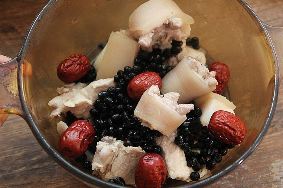 Cách nấu món này cực đơn giản: Đuôi heo chặt miếng, chần sơ. Cho tất cả nguyên liệu vào nồi, đổ nước ngập mặt nguyên liệu, thêm ít rượu nấu ăn để khử mùi tanh, đun sôi ở nhiệt độ cao rồi hạ xuống, nấu trong 45 phút, thêm chút muối cho vừa ăn. Ảnh Internet