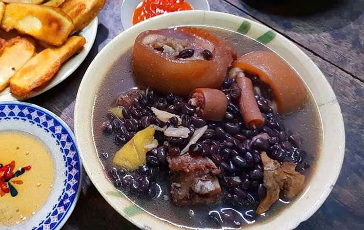 Ngoài ra, món canh còn giúp duy trì cơ bắp và tăng cường sự phát triển của xương cốt. Đặc biệt lượng khoáng chất vi lượng có trong đuôi lợn cũng rất cần thiết để cơ thể phát triển một cách khỏe mạnh. Ảnh Internet