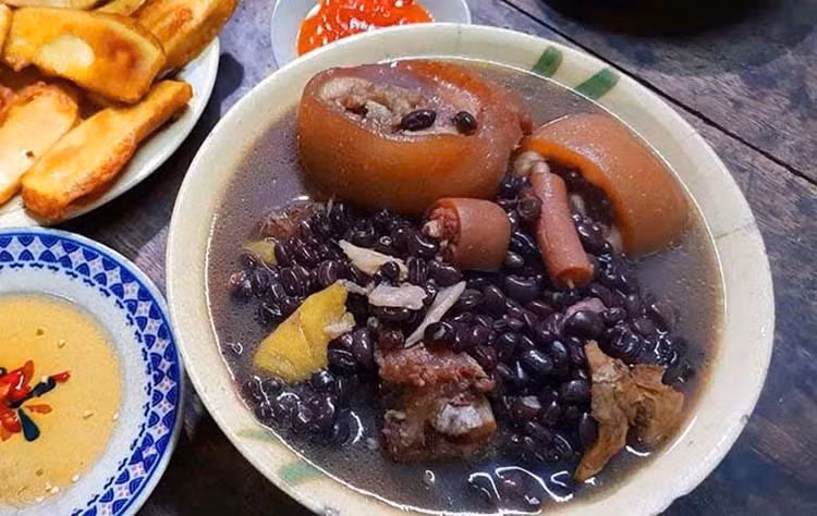 Ngoài ra, món canh còn giúp duy trì cơ bắp và tăng cường sự phát triển của xương cốt. Đặc biệt lượng khoáng chất vi lượng có trong đuôi lợn cũng rất cần thiết để cơ thể phát triển một cách khỏe mạnh. Ảnh Internet