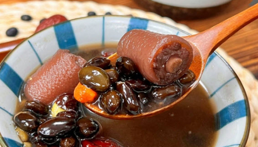 Để chuyện “chăn gối” luôn mạnh mẽ thì ngoài việc tập luyện thể dục điều độ, ngủ nghỉ hợp lý... các quý ông nên tăng cường dưỡng chất, bổ sung các món ăn dân gian giúp tăng cường sinh lực. Ảnh Giaothong