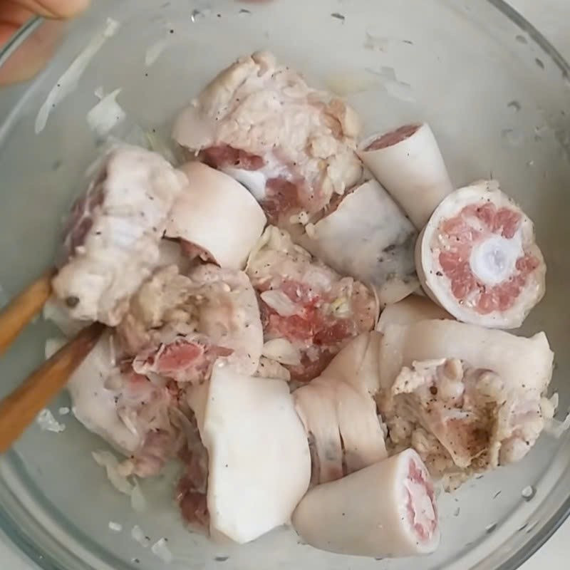 Đuôi lợn có lớp da dày chứa nhiều collagen rất tốt cho việc làm đẹp da. Đặc biệt còn hỗ trợ điều trị trong trường hợp suy sinh dục, rối loạn cương dương, có tình trạng tinh trùng ít, tinh trùng yếu. Ảnh Internet