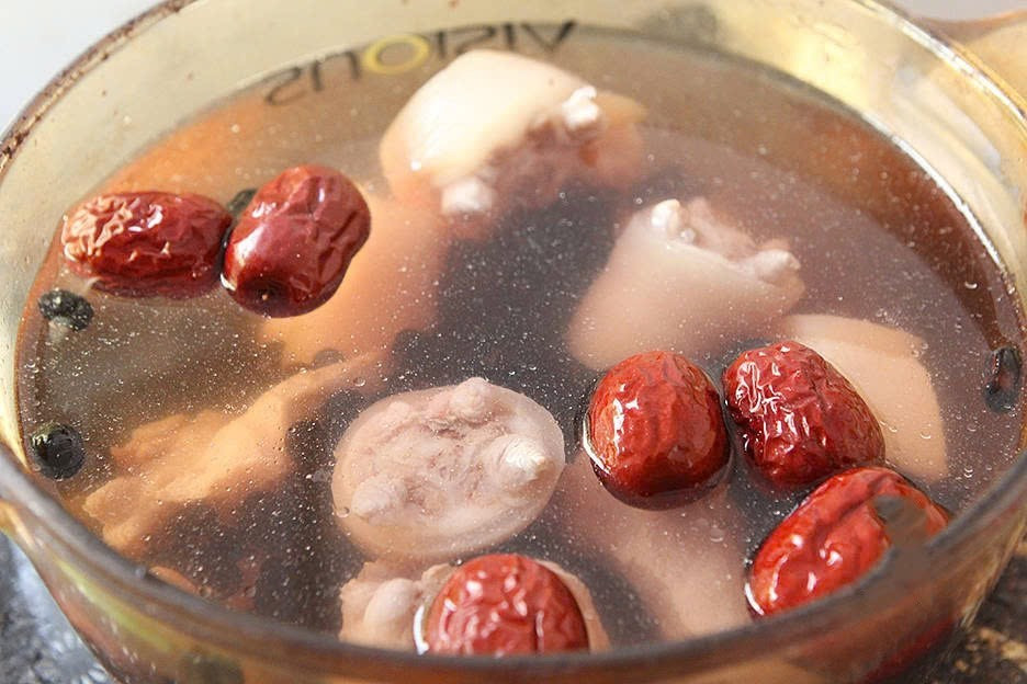 Với món đậu đen hầm đuôi lợn này các quý ông có thể dùng kèm trong bữa cơm như một món canh thông thường. Ảnh Internet