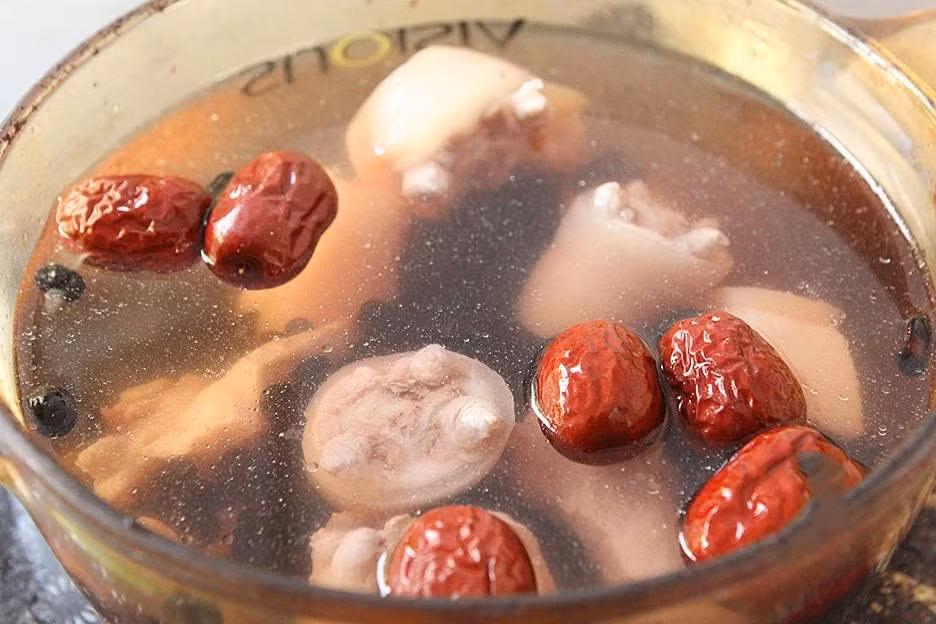 Với món đậu đen hầm đuôi lợn này các quý ông có thể dùng kèm trong bữa cơm như một món canh thông thường. Ảnh Internet