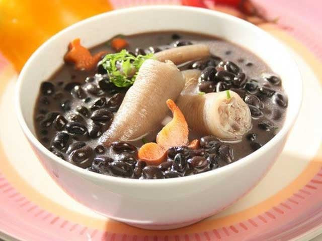 Món canh này đặc biệt cũng rất thích hợp cho chị em phụ nữ, giúp giữ làn da luôn căng bóng mịn màng. Ảnh Internet