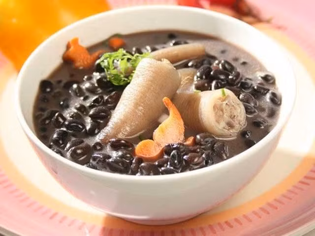 Món canh này đặc biệt cũng rất thích hợp cho chị em phụ nữ, giúp giữ làn da luôn căng bóng mịn màng. Ảnh Internet