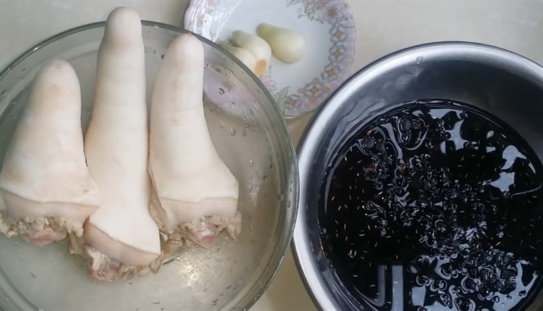 Khi đậu đen ninh với đuôi lợn sẽ tạo thành viagra tự nhiên cho phái mạnh, cực tốt cho "chuyện ấy". Ảnh Internet