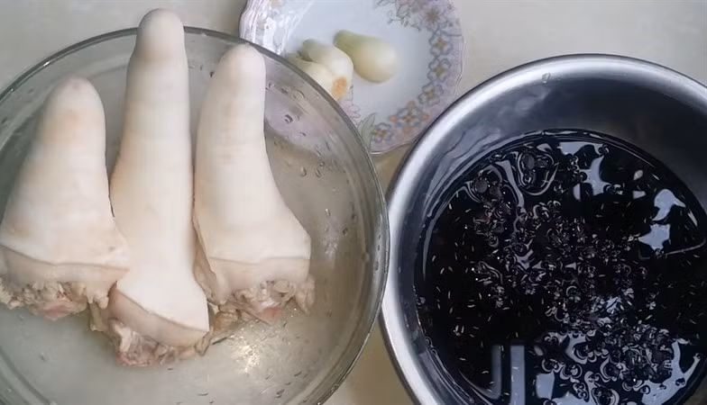 Khi đậu đen ninh với đuôi lợn sẽ tạo thành viagra tự nhiên cho phái mạnh, cực tốt cho "chuyện ấy". Ảnh Internet