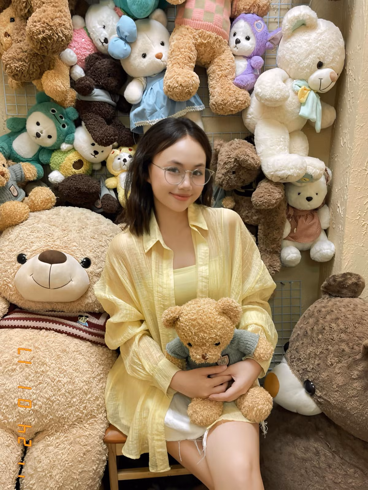 Với chiều cao nổi bật và thân hình mảnh mai, Hồng Nhung tự tin diện những mẫu váy, áo nữ tính. Ảnh: FB Hồng Nhung