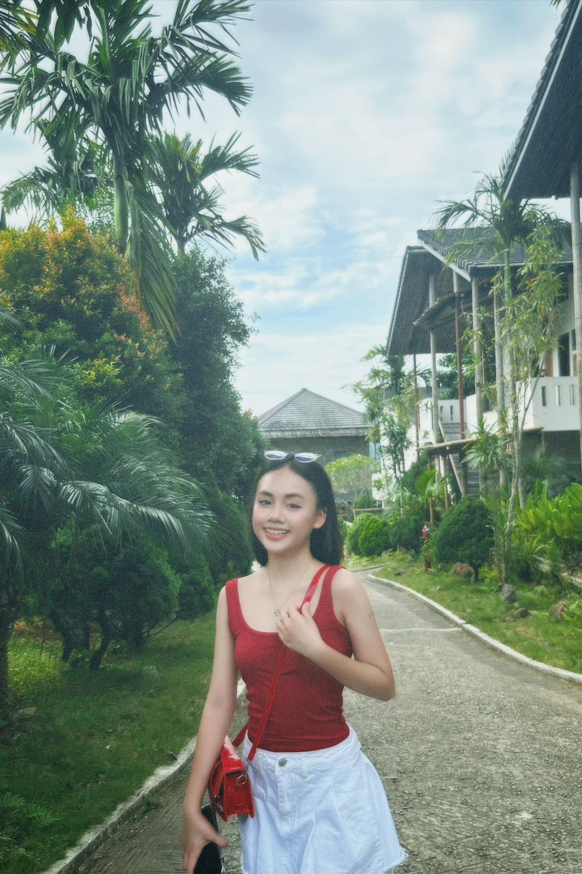 Mặc dù tham gia khá nhiều phim nhưng Hồng Nhung vẫn đảm bảo việc học và luôn đạt thành tích học sinh giỏi trong nhiều năm qua. Ảnh: FB Hồng Nhung