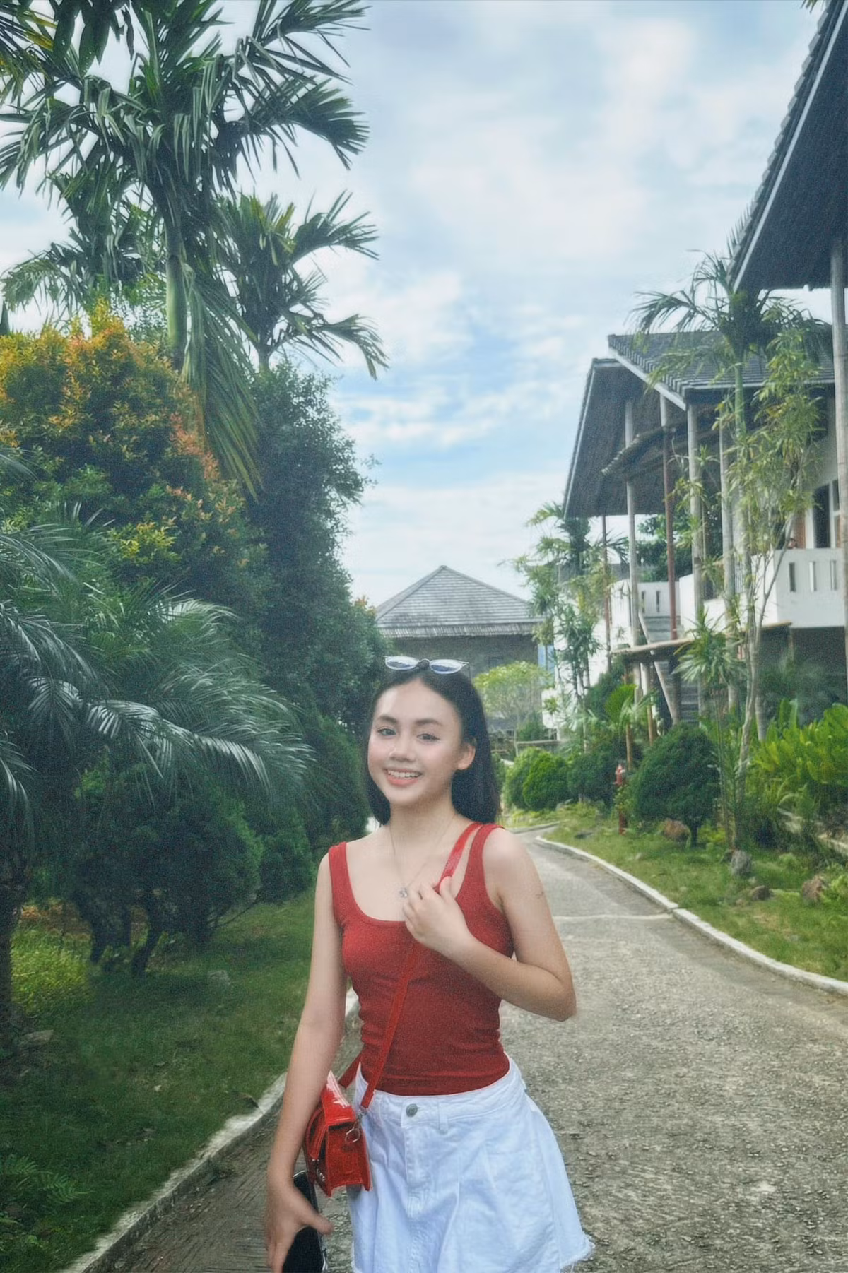 Mặc dù tham gia khá nhiều phim nhưng Hồng Nhung vẫn đảm bảo việc học và luôn đạt thành tích học sinh giỏi trong nhiều năm qua. Ảnh: FB Hồng Nhung