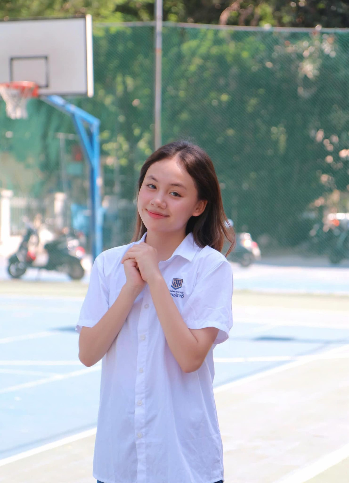 Trong các hoạt động đời thường, Hồng Nhung ưu tiên diện trang phục có kiểu dáng trẻ trung, năng động. Ảnh: FB Hồng Nhung