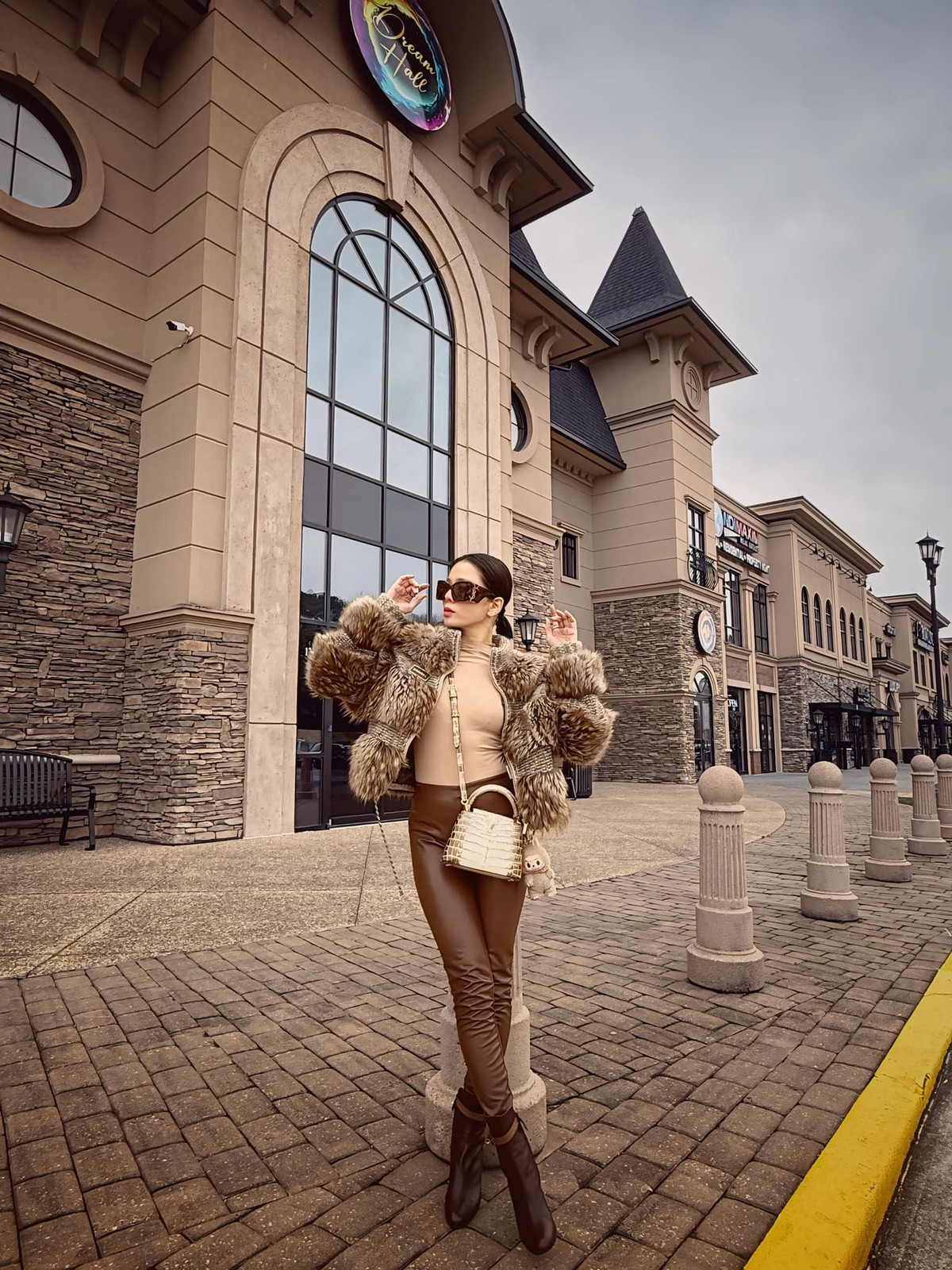 Lệ Quyên khoe dáng ở trời Tây. Ảnh: FB Lệ Quyên