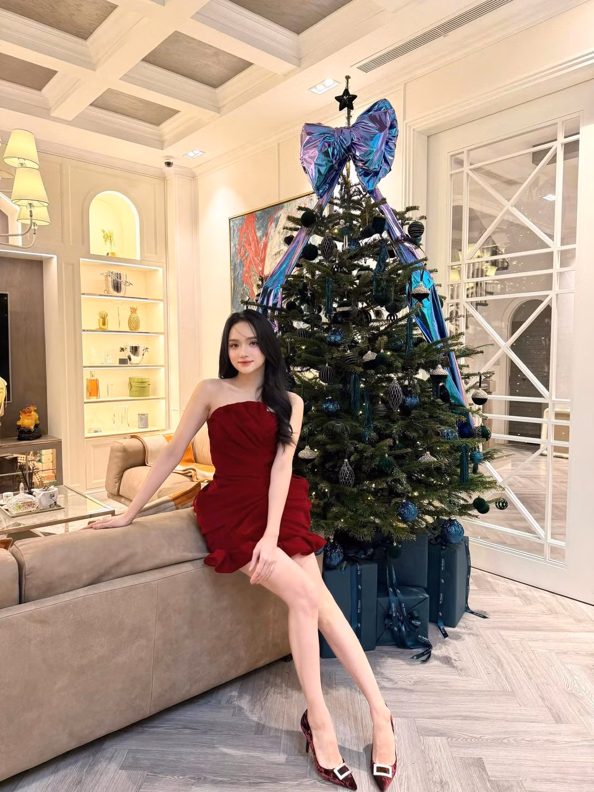 Hoa hậu Hương Giang khoe chân dài bên cây thông Noel. Ảnh: FB Nguyễn Hương Giang
