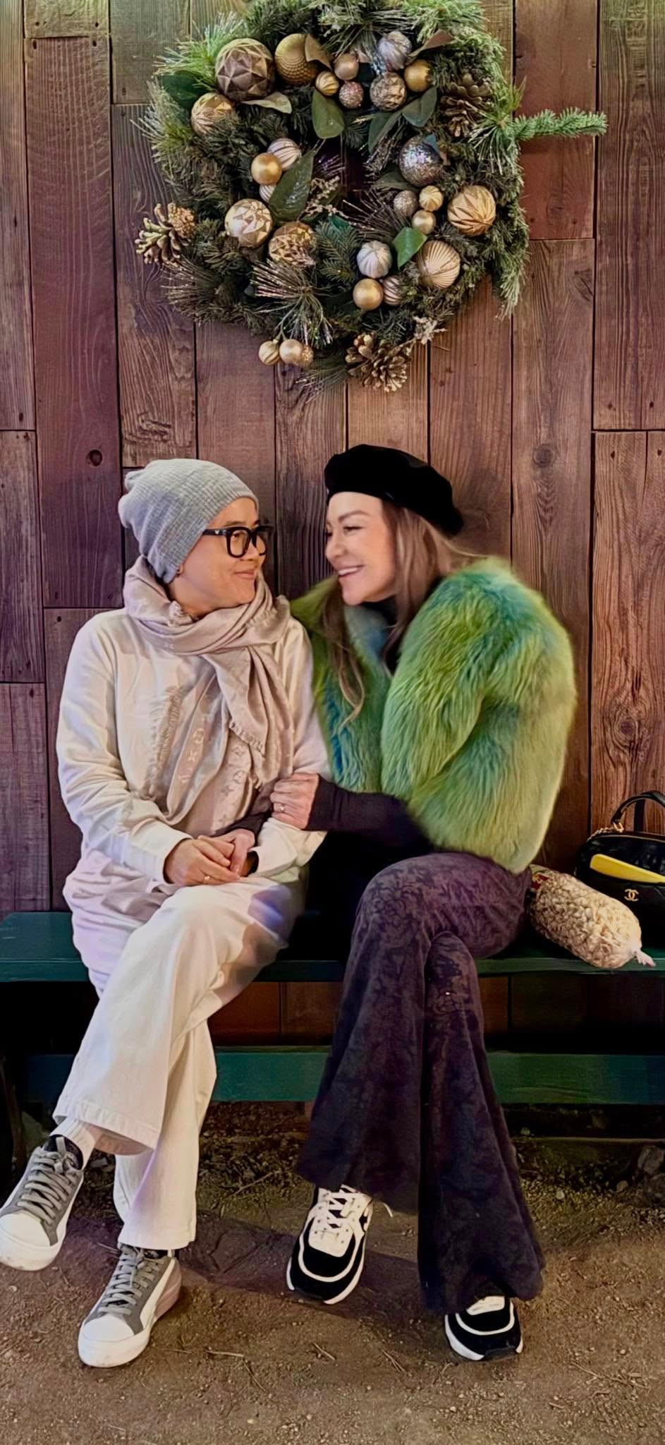 "Chúc cho tất cả chúng ta có được một mùa lễ bình an và hạnh phúc bên người thân, gia đình", Phương Uyên hạnh phúc bên Thanh Hà. Ảnh: FB Nguyễn Phương Uyên