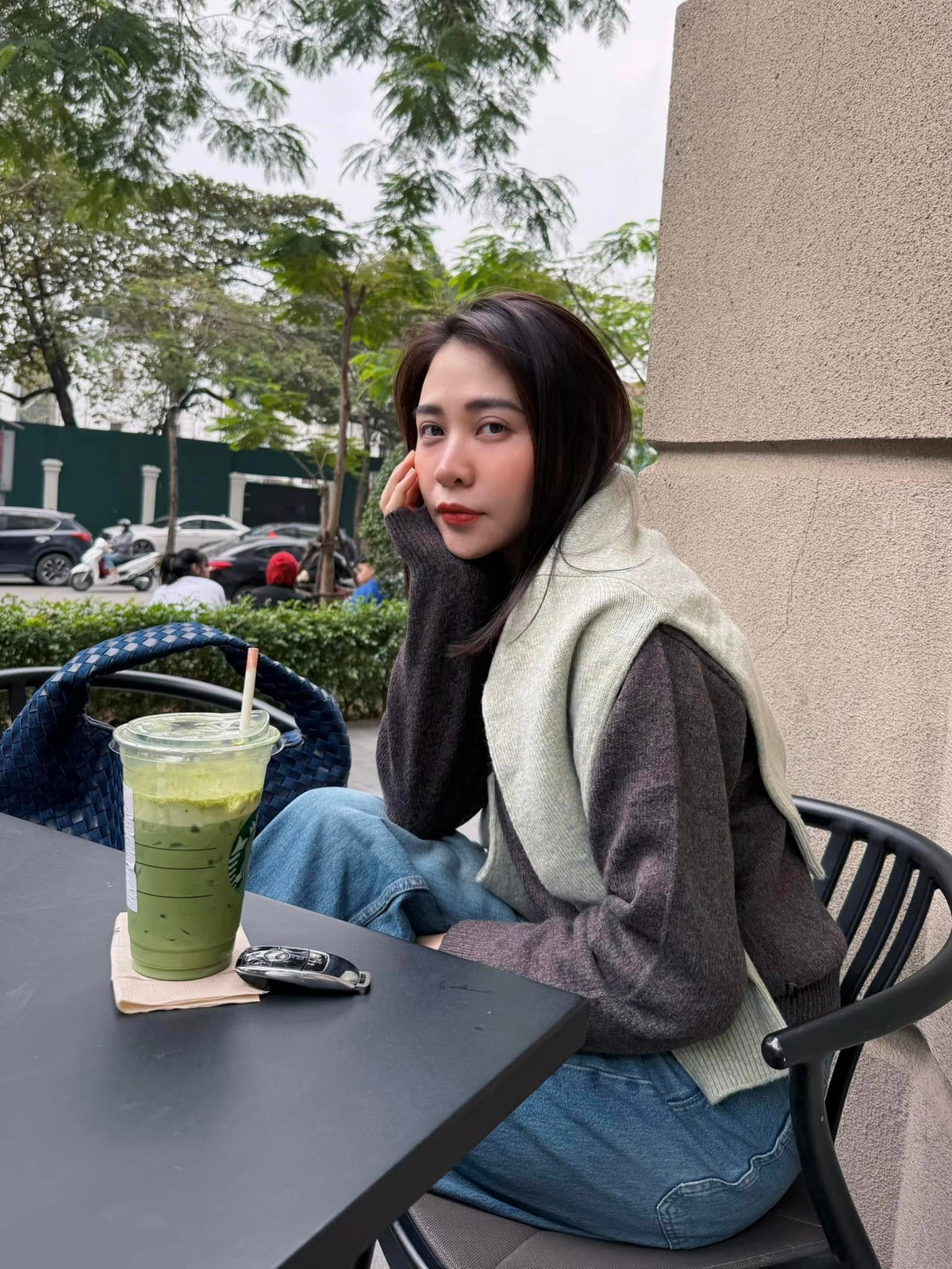 Đàm Thu Trang ngồi cafe, hưởng thời tiết lạnh. Ảnh: FB Đàm Thu Trang
