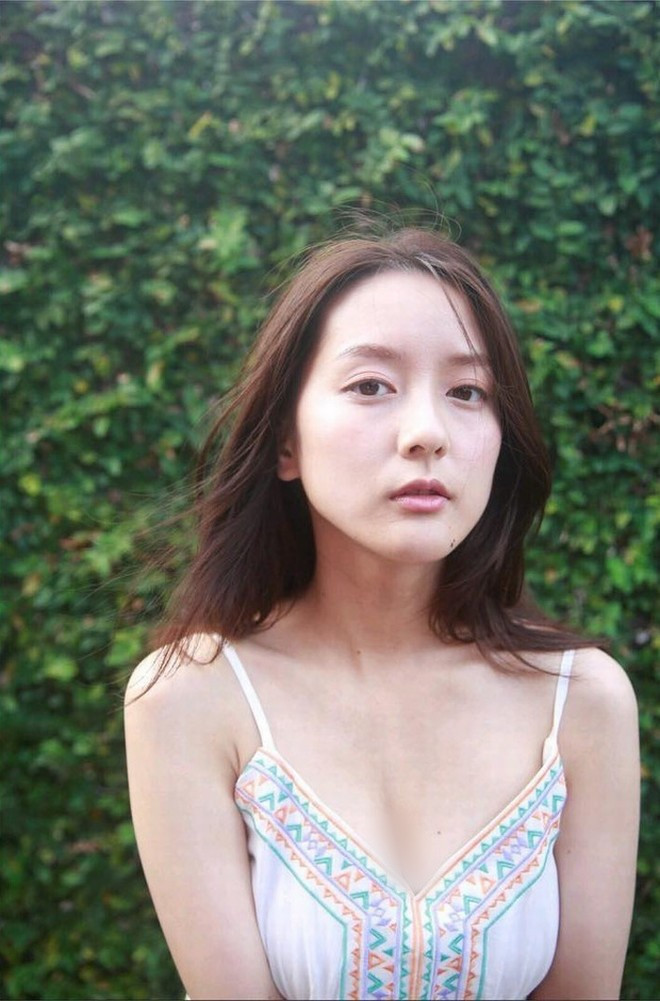 Ikuta Kana sở hữu gương mặt xinh như búp bê, vóc dáng nóng bỏng.