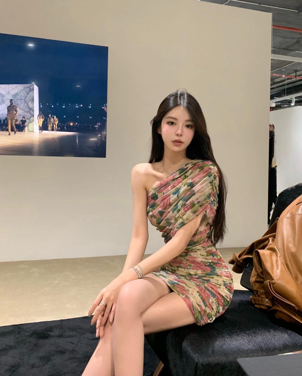 Đằng sau vẻ ngoài ấy là một cô gái sở hữu gu thời trang vô cùng tinh tế.