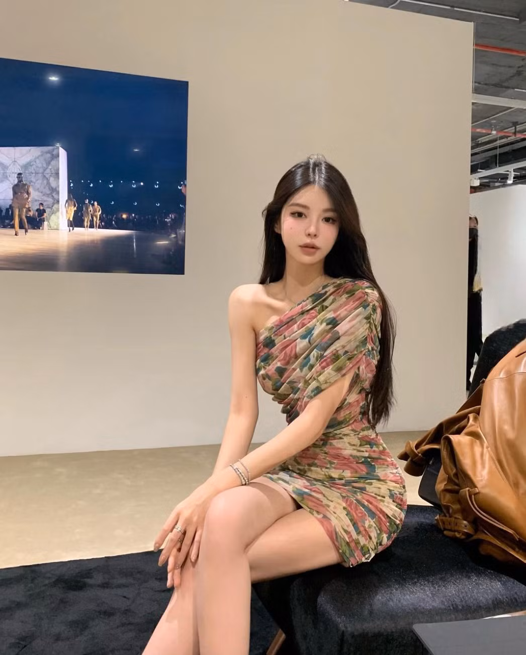 Đằng sau vẻ ngoài ấy là một cô gái sở hữu gu thời trang vô cùng tinh tế.