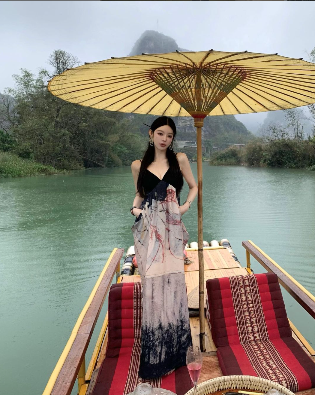 Fanfan đã khéo léo tận dụng những thiết kế ôm sát cơ thể để tôn lên những đường cong quyến rũ, giúp hình ảnh của mình trở nên đầy sức sống.