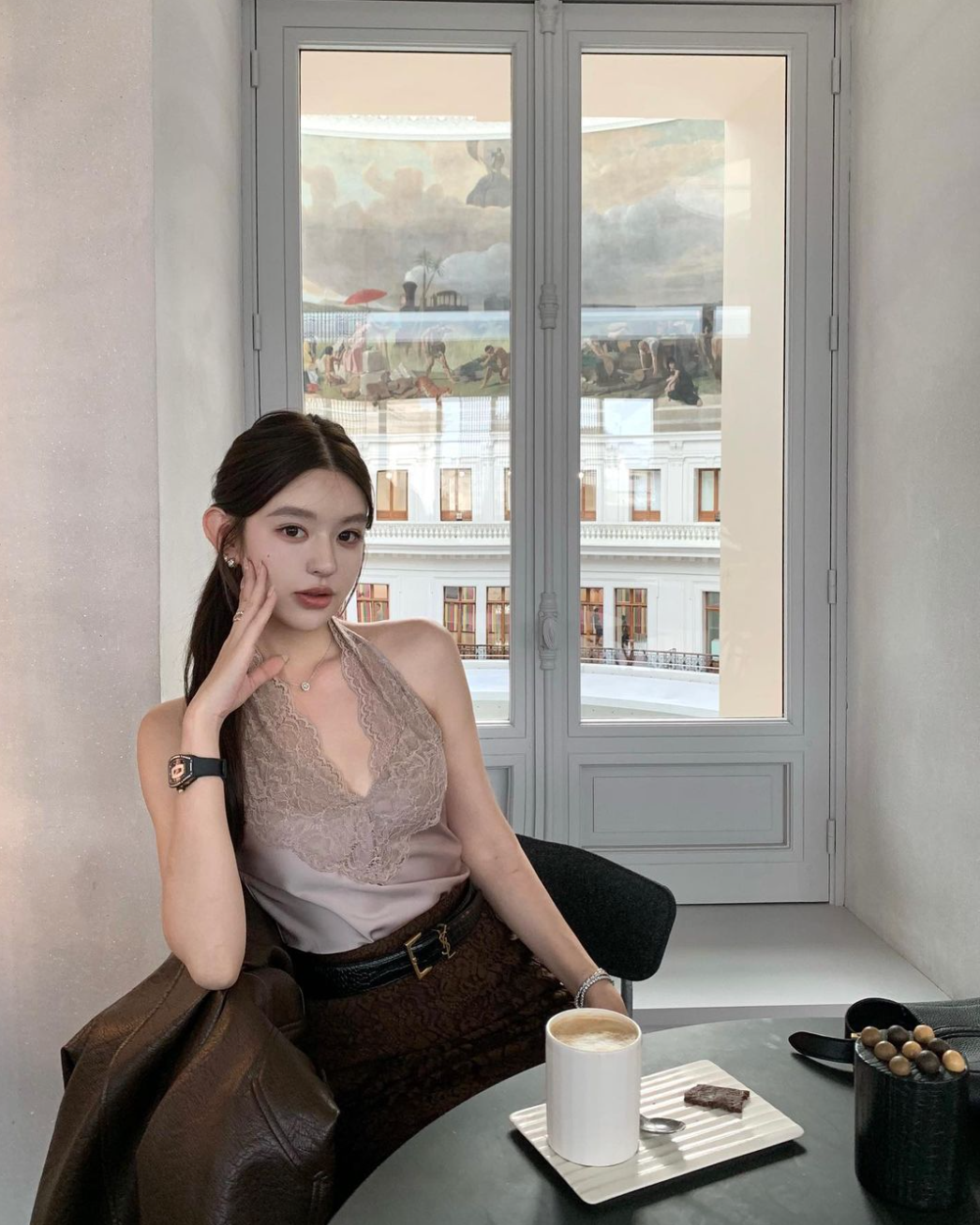 Fanfan là một hot girl luôn xuất hiện với hàng hiệu dát từ đầu tới chân.