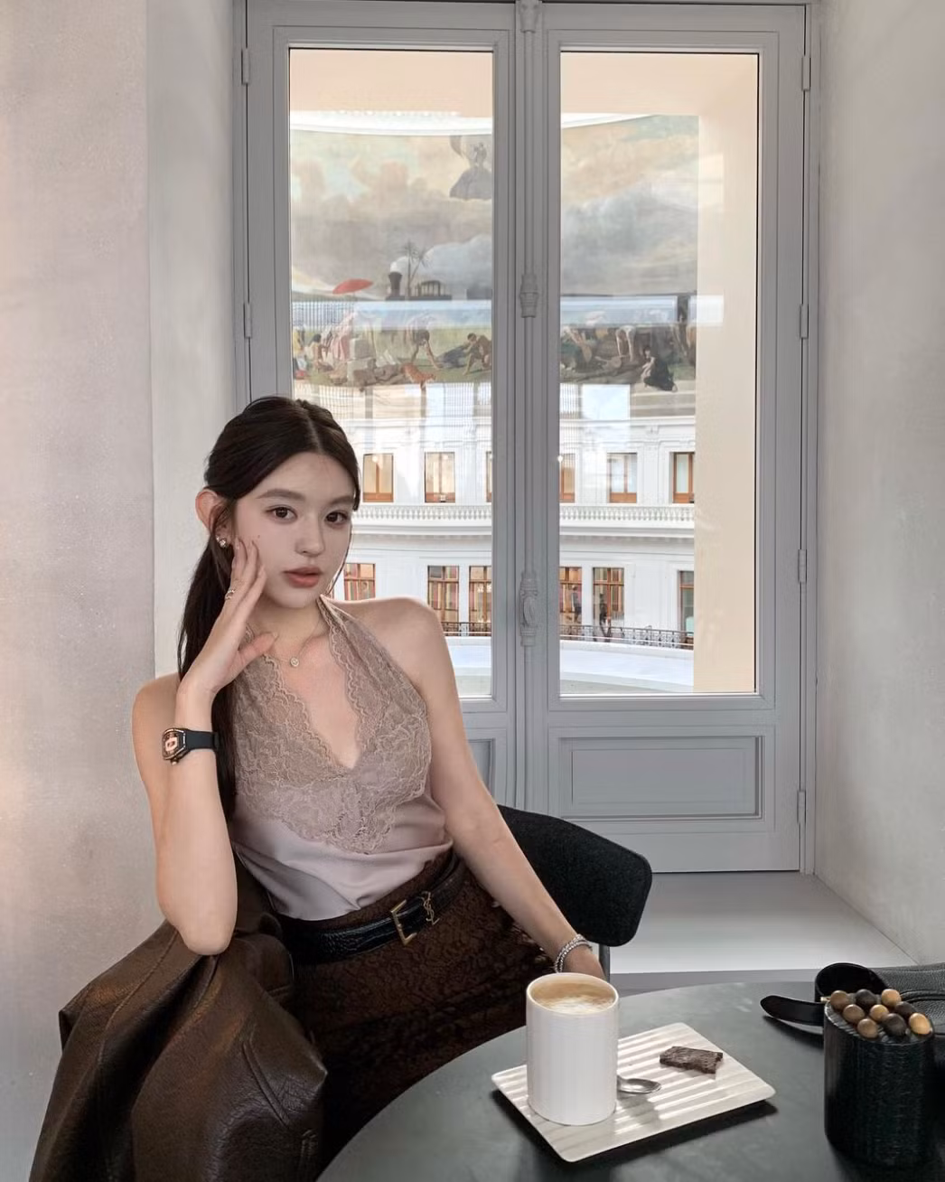 Fanfan là một hot girl luôn xuất hiện với hàng hiệu dát từ đầu tới chân.