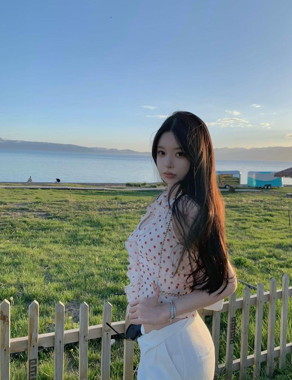 Sự quyến rũ của cô đến từ cách lựa chọn trang phục phù hợp với dáng người.