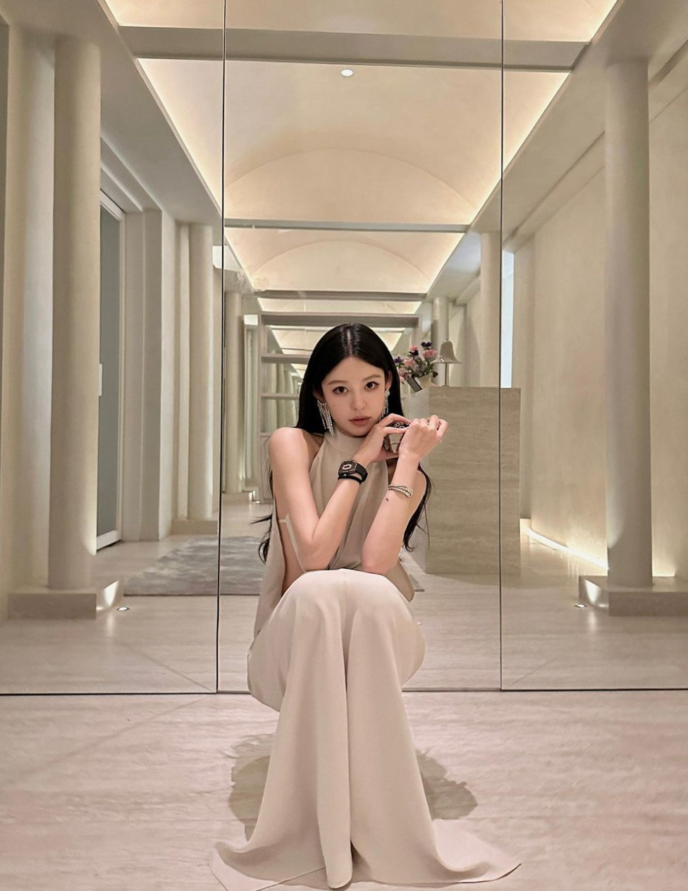 Mũ, kính mắt, túi xách nhỏ gọn và giày cao gót không chỉ giúp cô nàng che đi những khuyết điểm mà còn tạo điểm nhấn ấn tượng cho mỗi set đồ.