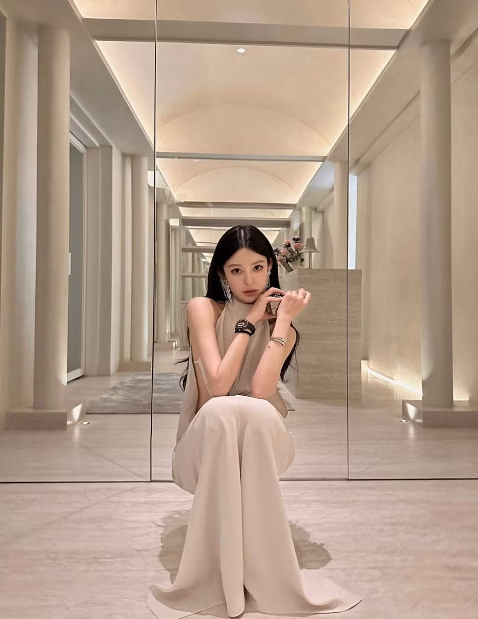 Mũ, kính mắt, túi xách nhỏ gọn và giày cao gót không chỉ giúp cô nàng che đi những khuyết điểm mà còn tạo điểm nhấn ấn tượng cho mỗi set đồ.