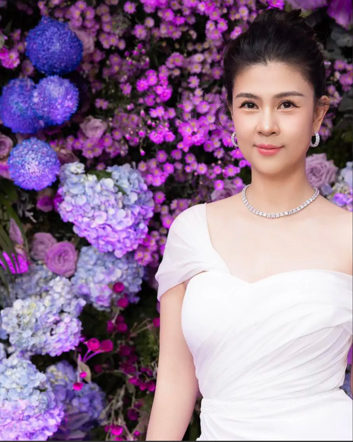 Kim Thư còn sắm nhiều hàng hiệu đắt đỏ, cô dành thời gian để chăm sóc bản thân, giữ được sắc vóc xinh đẹp, trẻ trung. Ảnh: FBNV