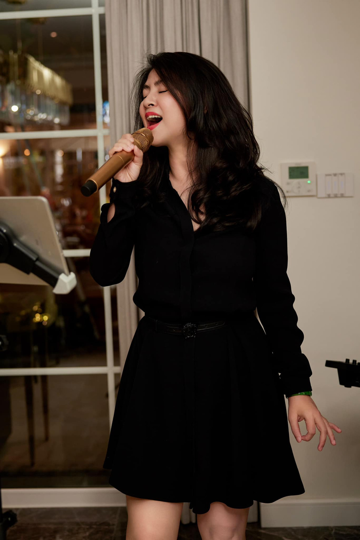 Góp mặt trong làng giải trí từ thập niên 90, Kim Thư ghi dấu ấn với nhan sắc ngọt ngào, trong sáng cùng lối diễn xuất tự nhiên với các vai diễn trong "Hồn Trương Ba da hàng thịt", "Khi đàn ông có bầu", "Đẻ mướn",... Ảnh: FBNV