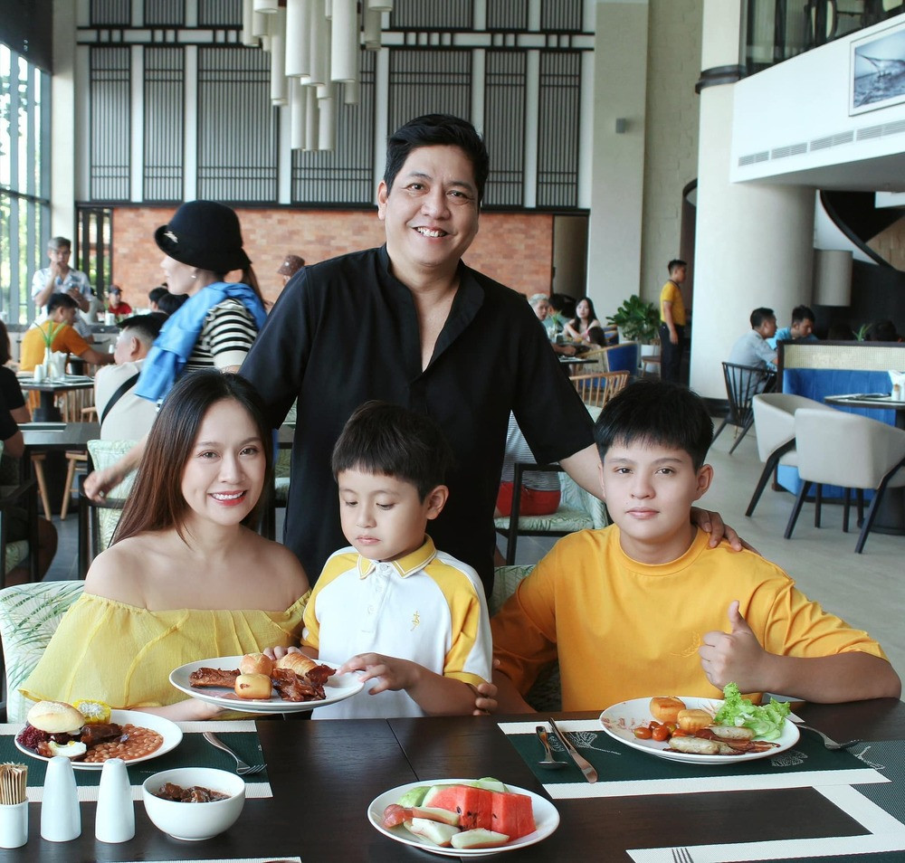 Gia đình đạo diễn Đức Thịnh, Thanh Thuý cùng nhau đi ăn nhân kỷ niệm 16 năm ngày cưới.