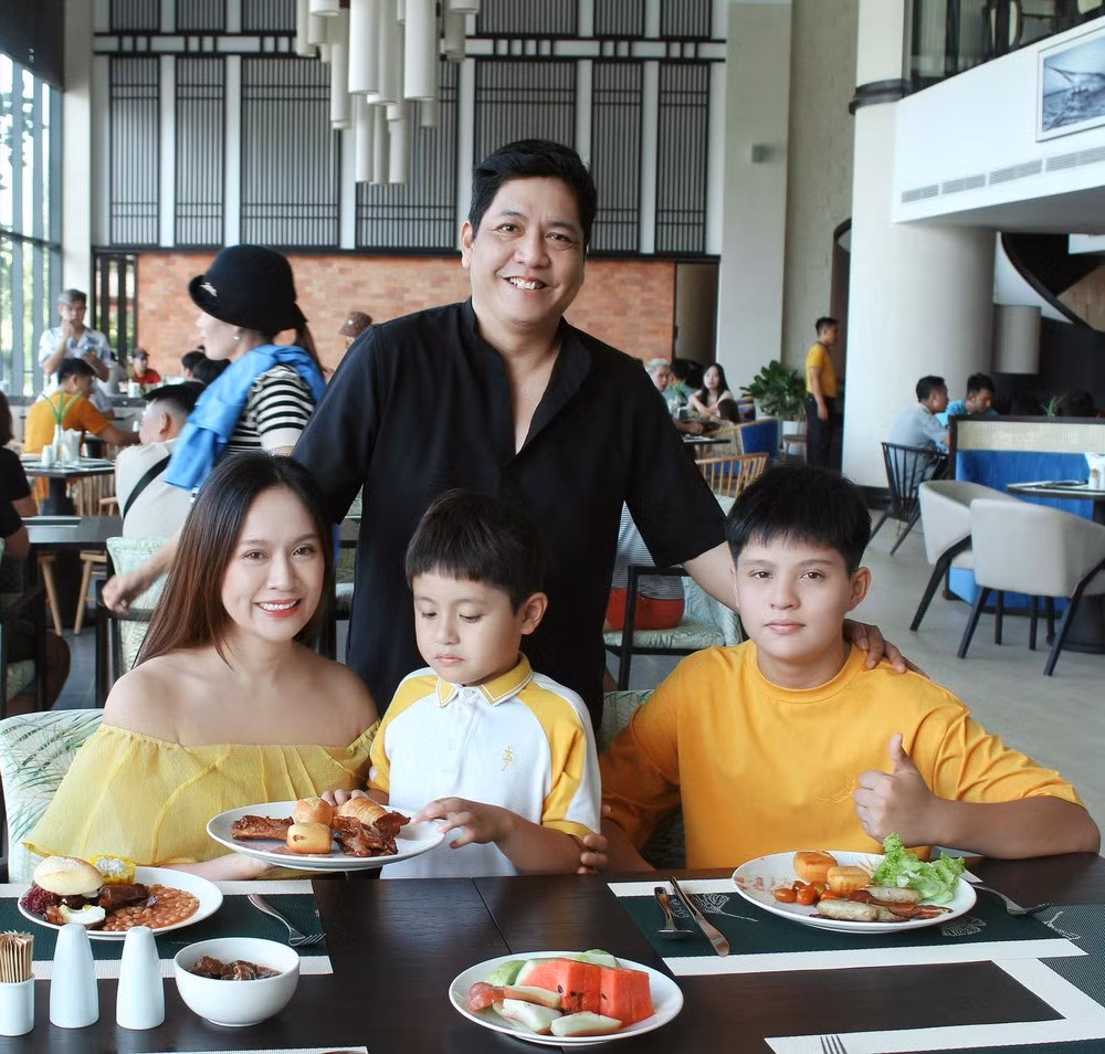 Gia đình đạo diễn Đức Thịnh, Thanh Thuý cùng nhau đi ăn nhân kỷ niệm 16 năm ngày cưới.