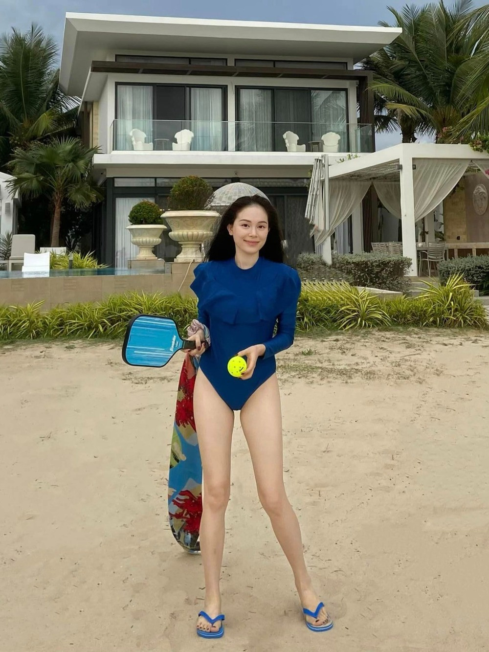 Người đẹp Linh Rin khoe vóc dáng thon gọn sau gần 6 tháng sinh con gái đầu lòng.