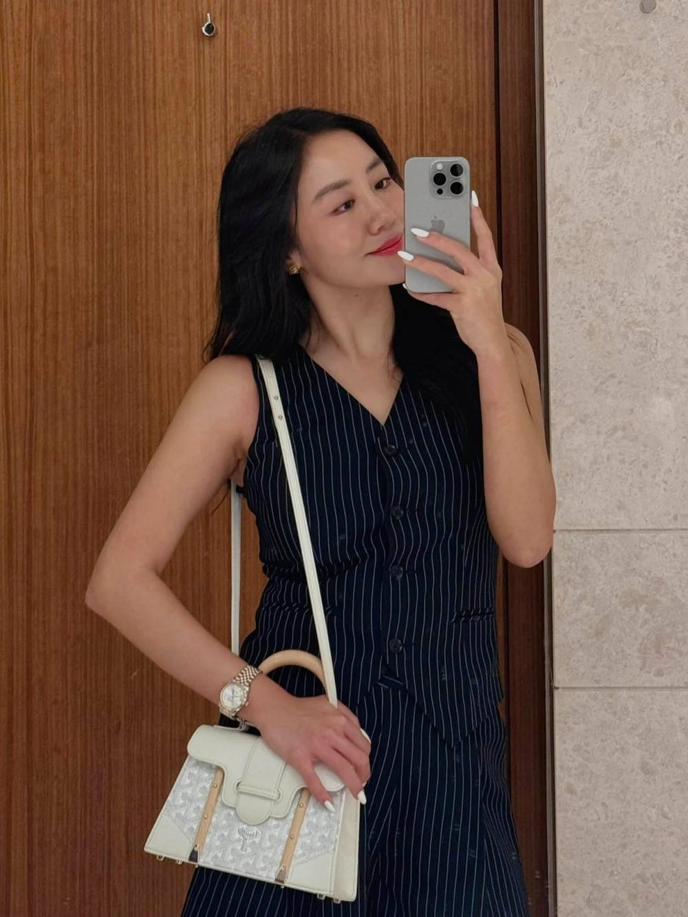 Ca sĩ Văn Mai Hương dùng túi giá hàng trăm triệu đồng làm điểm nhấn cho set đồ tối màu.