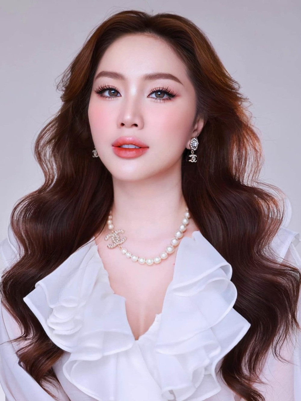 Ca sĩ Bảo Thy khoe nhan sắc với lối trang điểm theo phong cách Thái Lan.