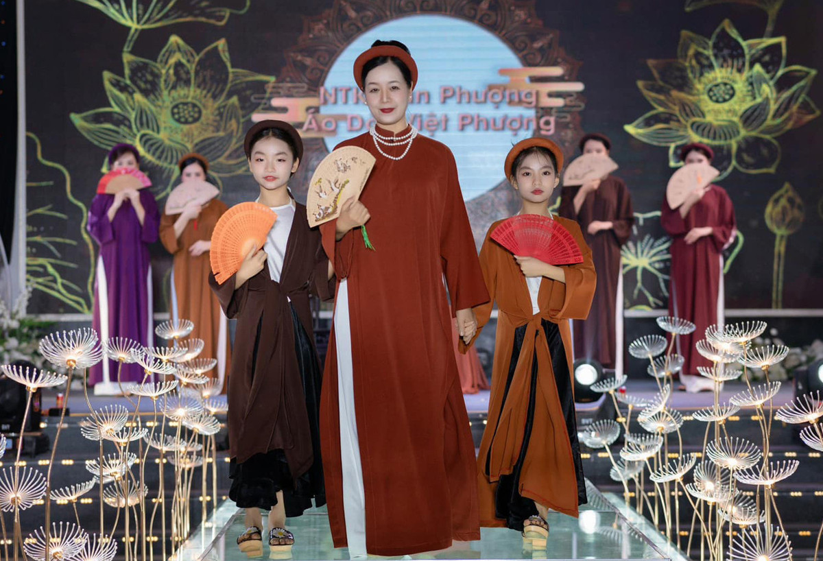 NSƯT Chiều Xuân làm người mẫu thời trang ở tuổi U60.