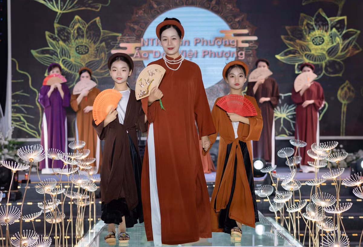 NSƯT Chiều Xuân làm người mẫu thời trang ở tuổi U60.