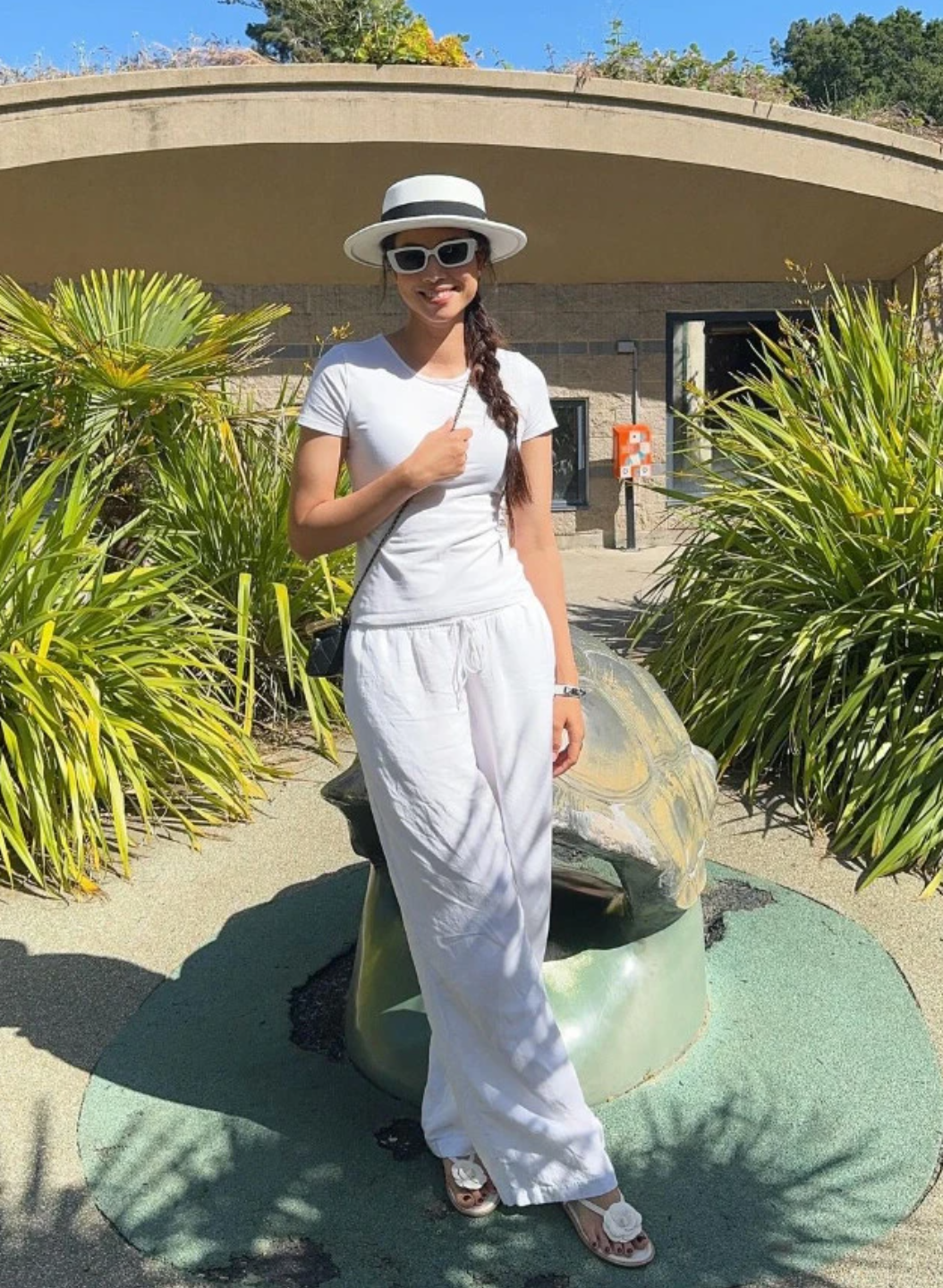 Hoa hậu Phạm Hương diện đồ tối giản để lộ vòng eo thon gọn, ngầm đáp trả nghi vấn bầu bí.