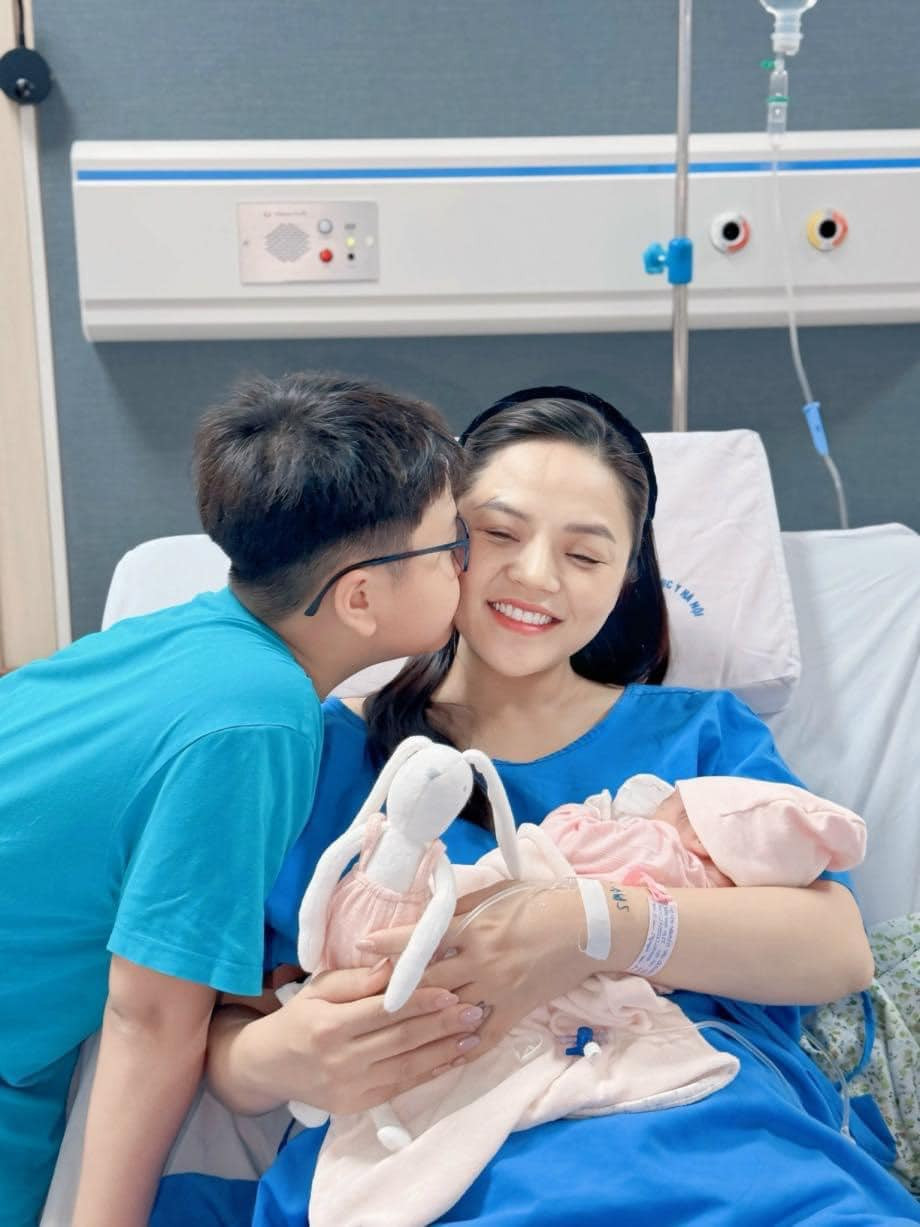 Thu Quynh sinh con gai, A hau Tu Anh mang thai lan 2