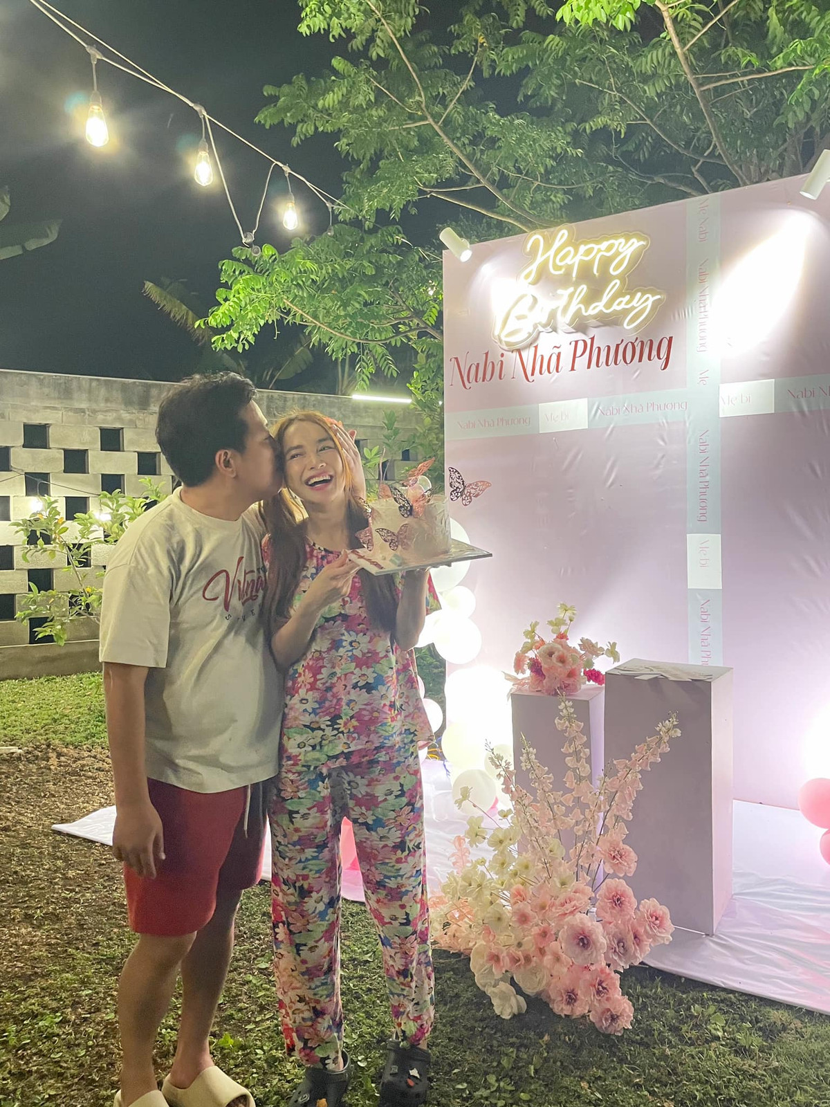 Nhã Phương mặc đồ ở nhà đón sinh nhật bên Trường Giang và hội bạn thân showbiz.