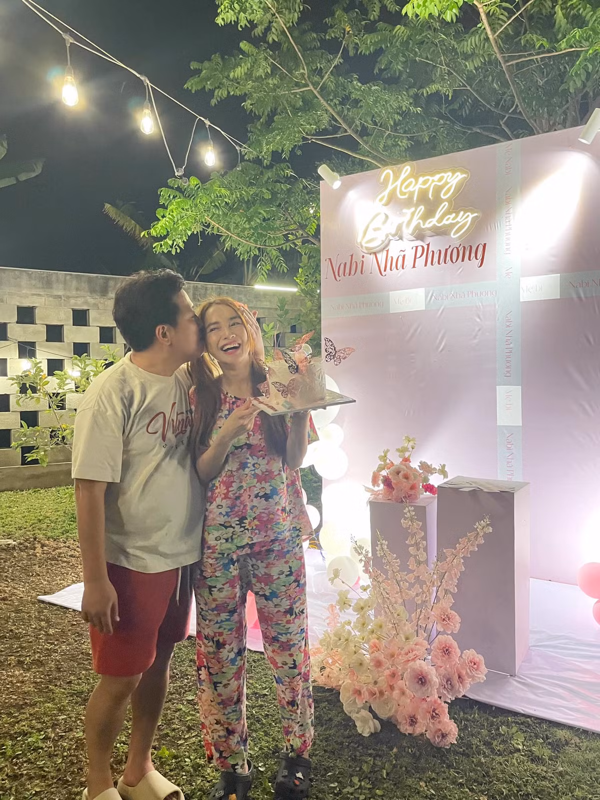 Nhã Phương mặc đồ ở nhà đón sinh nhật bên Trường Giang và hội bạn thân showbiz.