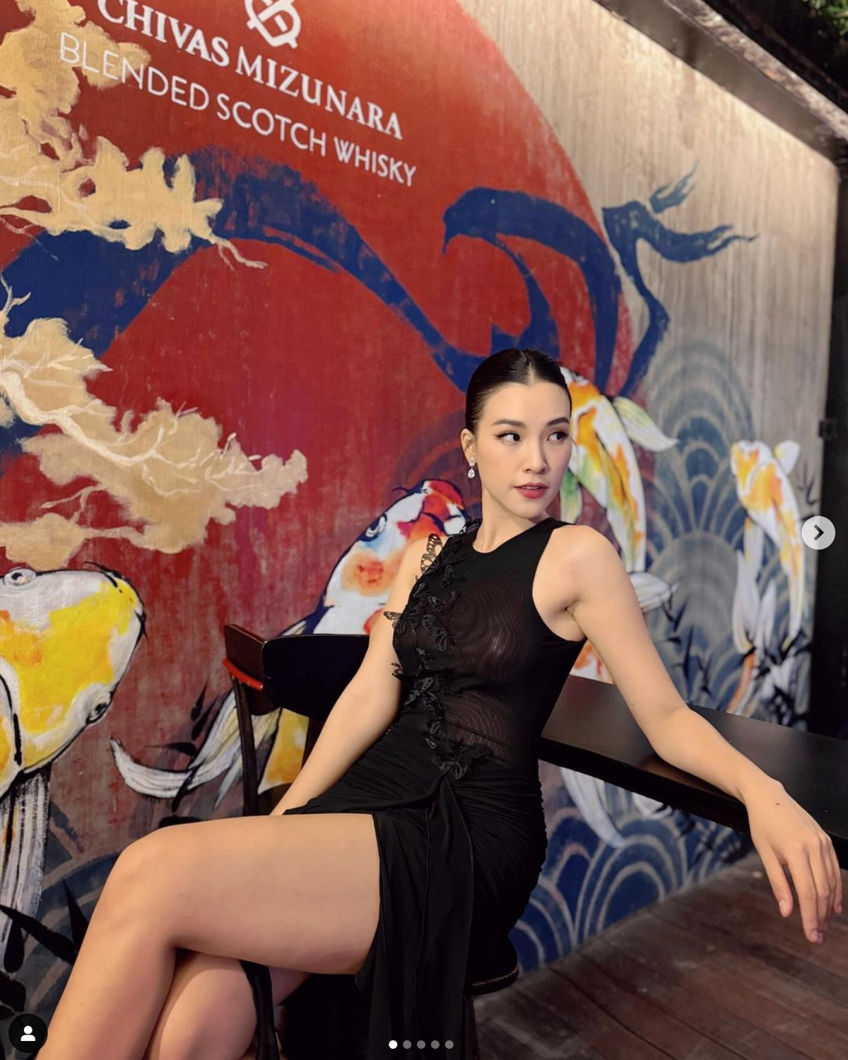 Cô tự tin diện những thiết kế cut-out táo bạo, trang phục bó sát, khoe vòng eo thon gọn và đôi chân dài miên man.