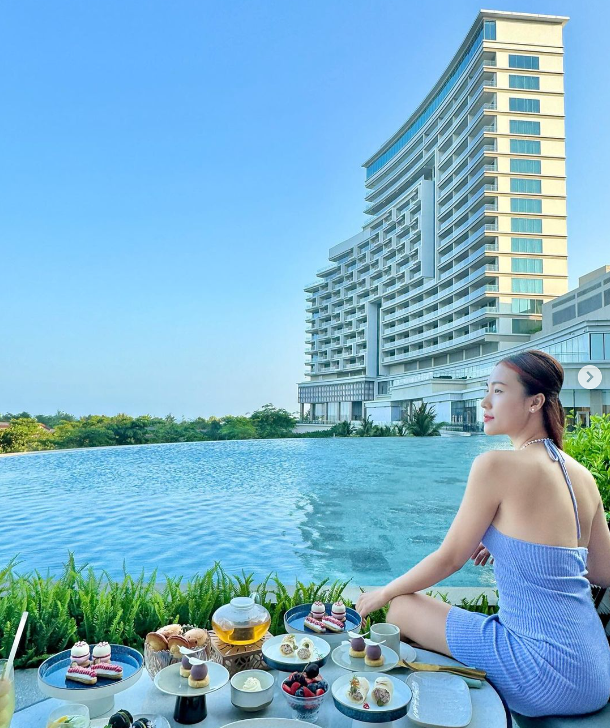 Không ít người hâm mộ dành lời khen ngợi cho sự thay đổi này của người đẹp Hoàng Oanh, cho rằng cô ngày càng xinh đẹp và quyến rũ hơn sau khi ly hôn.