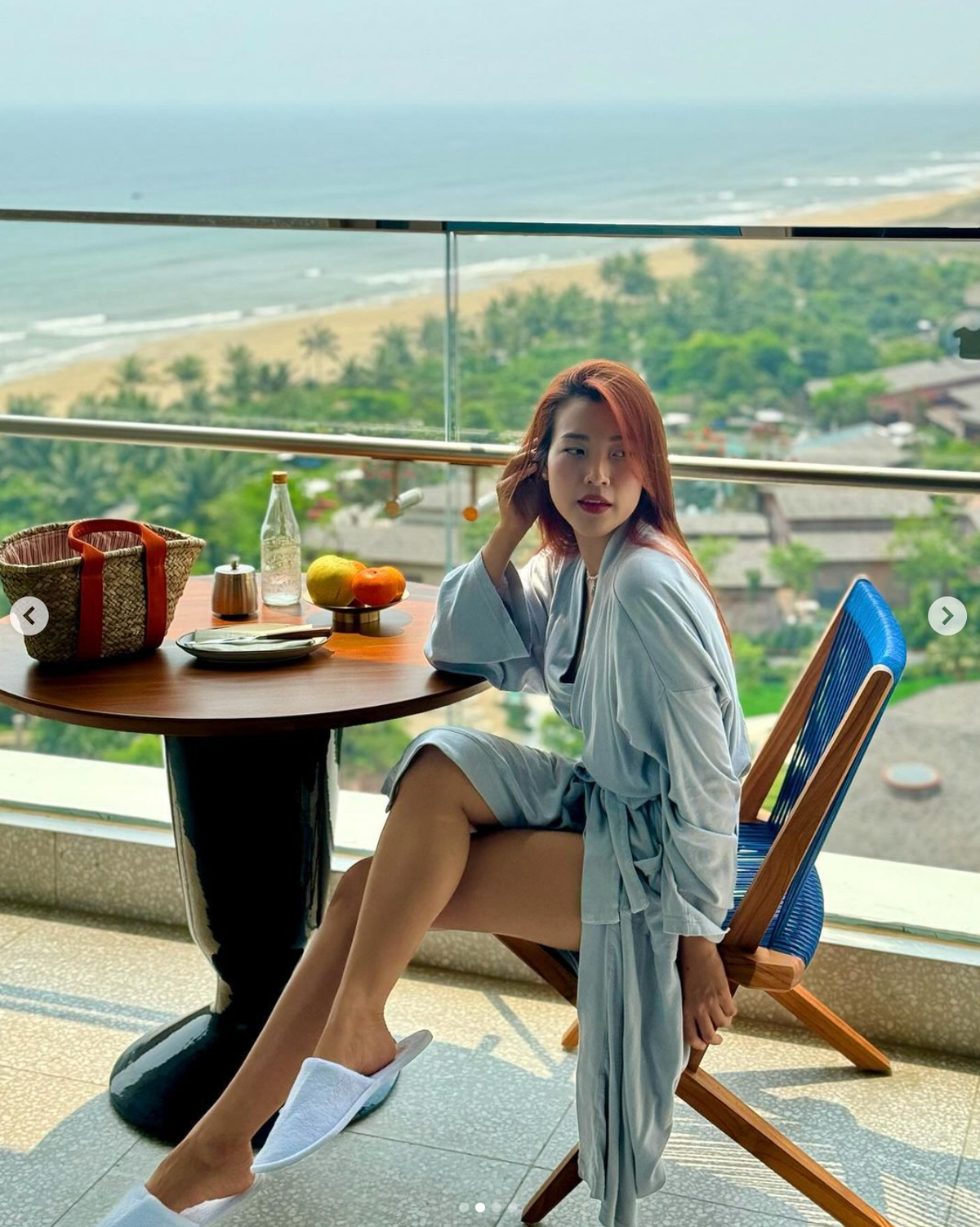 Nếu như trước đây, cô thường xuyên chọn những bộ trang phục nhẹ nhàng, kín đáo, thì sau ly hôn, Hoàng Oanh trở nên táo bạo và cá tính hơn với những item thời trang trendy, hiện đại.